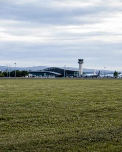 Crash d'un avion de voltige à l'aéroport de Clermont-Ferrand : le pilote de 54 ans décédé, une enquête ouverte